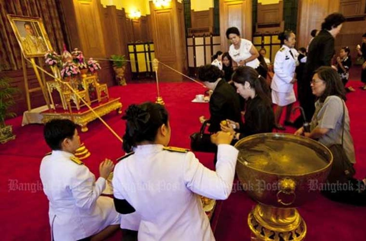Thai Lan: Xep hang ca cay so don linh cuu Vua Bhumibol-Hinh-3